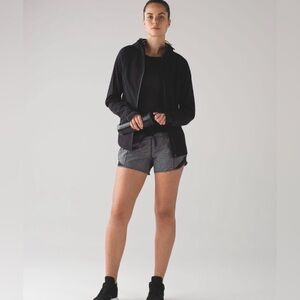 Lululemon Hotty Hot 4” Short Reflective
Frozen Fizz Reflective Silver Size 8